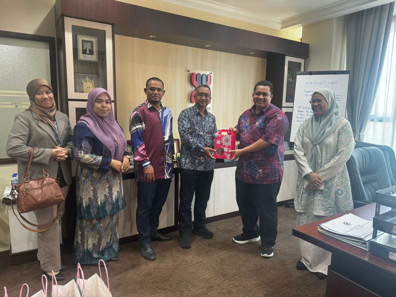 KUNJUNGAN HORMAT KEPADA PENGURUSAN TERTINGGI UMK - 2