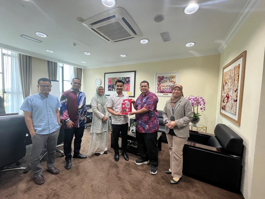 KUNJUNGAN HORMAT KEPADA PENGURUSAN TERTINGGI UMK - 4