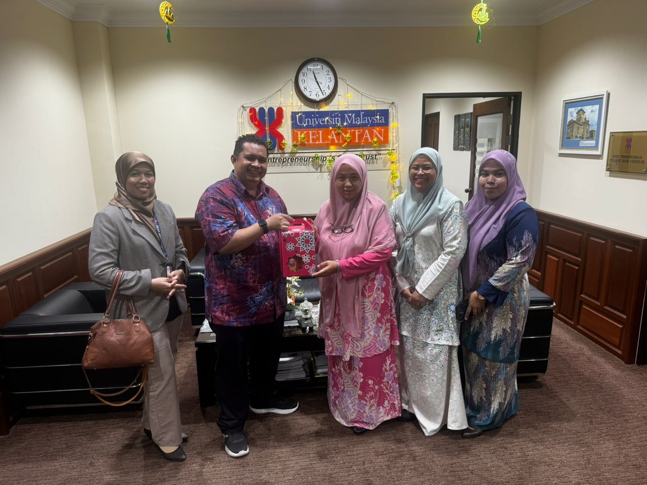 KUNJUNGAN HORMAT KEPADA PENGURUSAN TERTINGGI UMK - 5