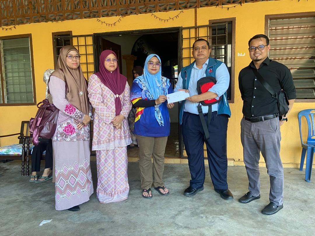 LAWATAN KEBAJIKAN WAKIL PERTISA UMK KE RUMAH CIK NOR AZLINA KAMARUDDIN (PENOLONG PENDAFTAR KANAN) YANG TERLIBAT DALAM KEBAKARAN