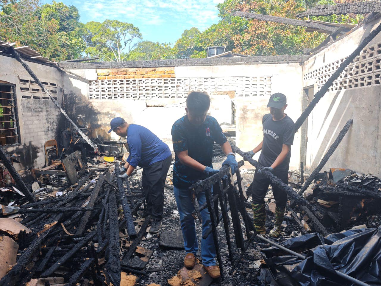 Sumbangan kecil  membantu Cik Azlina sekeluarga. - 2