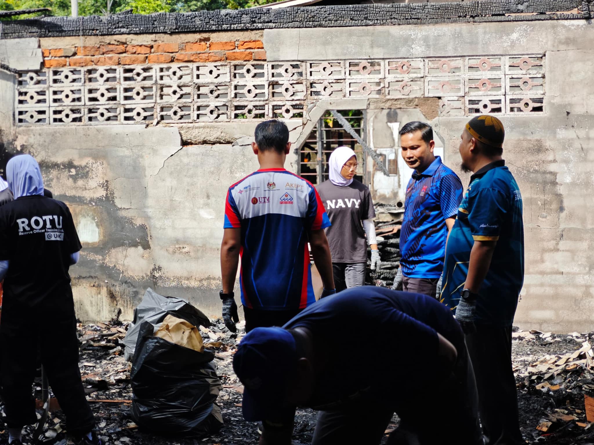 Sumbangan kecil  membantu Cik Azlina sekeluarga. - 4