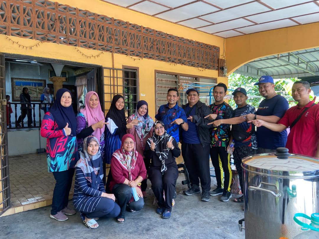 Sumbangan kecil  membantu Cik Azlina sekeluarga. - 7