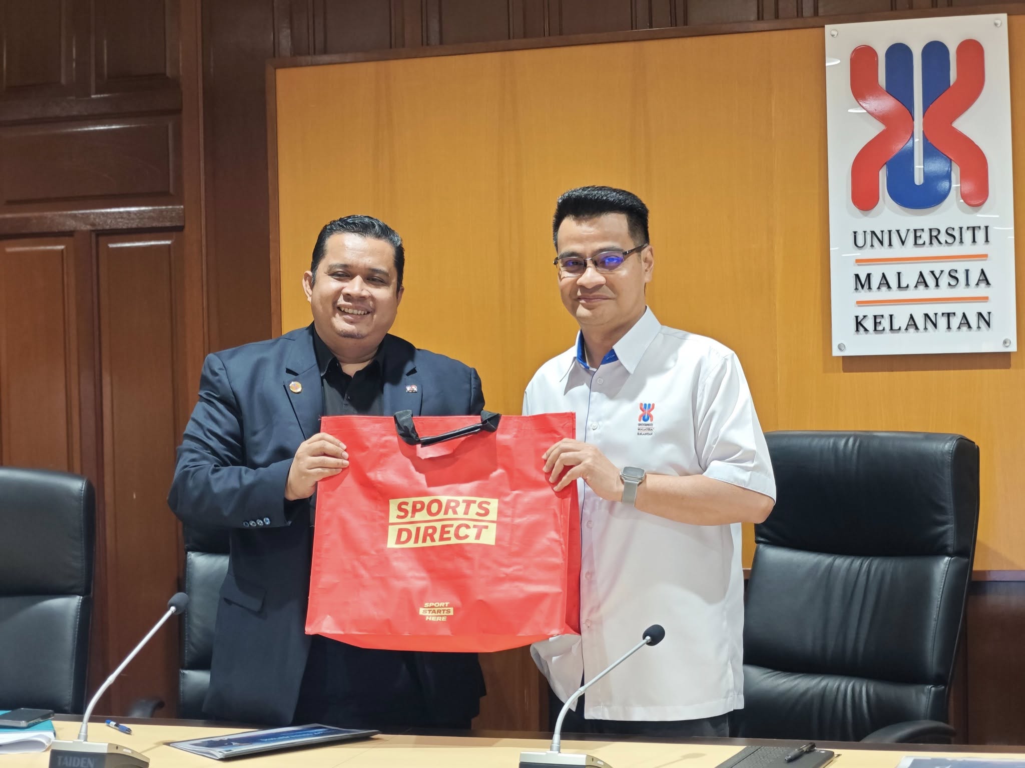 KUNJUNGAN HORMAT PERTISA BERSAMA NAIB CANSELOR UMK - 1